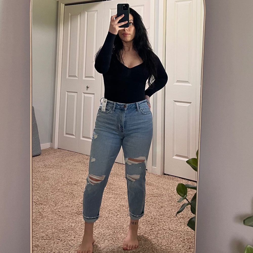 Hollister CURVY HIGH-RISE MOM JEAN (size 7S) light wash